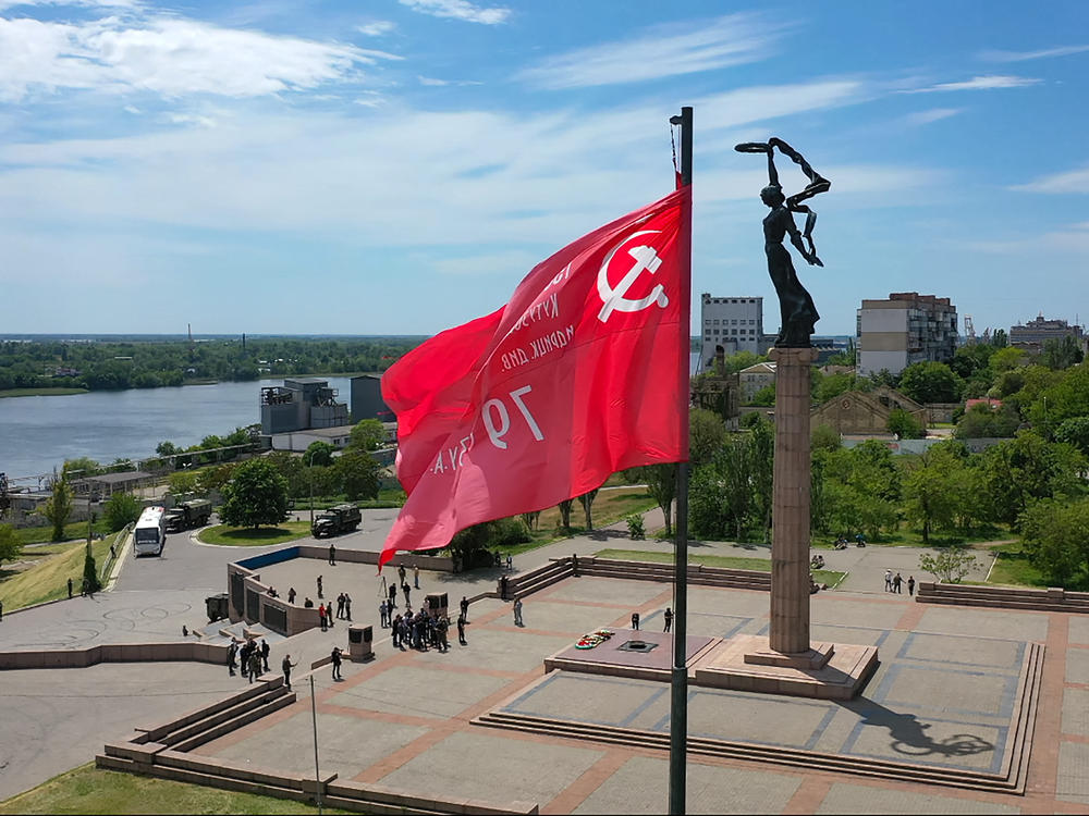 Russian forces raised a Soviet-era flag in Kherson after capturing the southern Ukrainian city early in the current war. Ukraine carried out new attacks in the Kherson region on Monday, raising the possibility that it is launching a counteroffensive. This photo was taken on May 20 at the World War II memorial in Kherson.