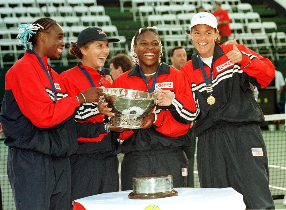 <strong>September 19, 1999:</strong> Lindsay Davenport gives a thumbs up as teammates Venus Williams, Monica Seles and Serena Williams pose after receiving the Fed Cup trophy for defeating Russia during the Federation Cup at Stanford University in Palo Alto, California.