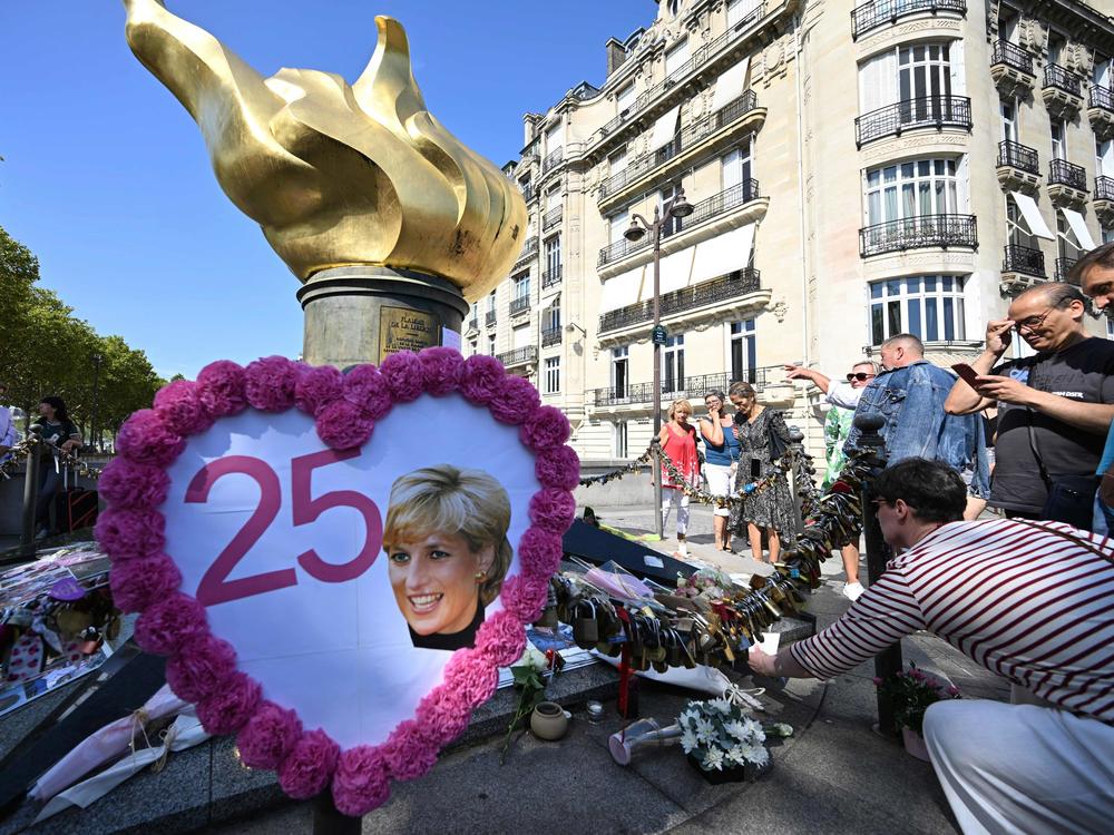 People commemorate the 25th anniversary of the death of Lady Diana Spencer at the 