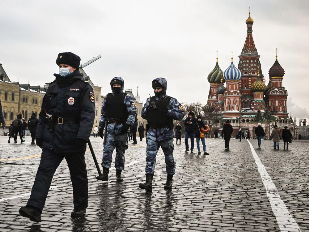 Police officers and the Russian National Guard (Rosgvardia) servicemen patrol on Red Square in central Moscow on January 25, 2021.