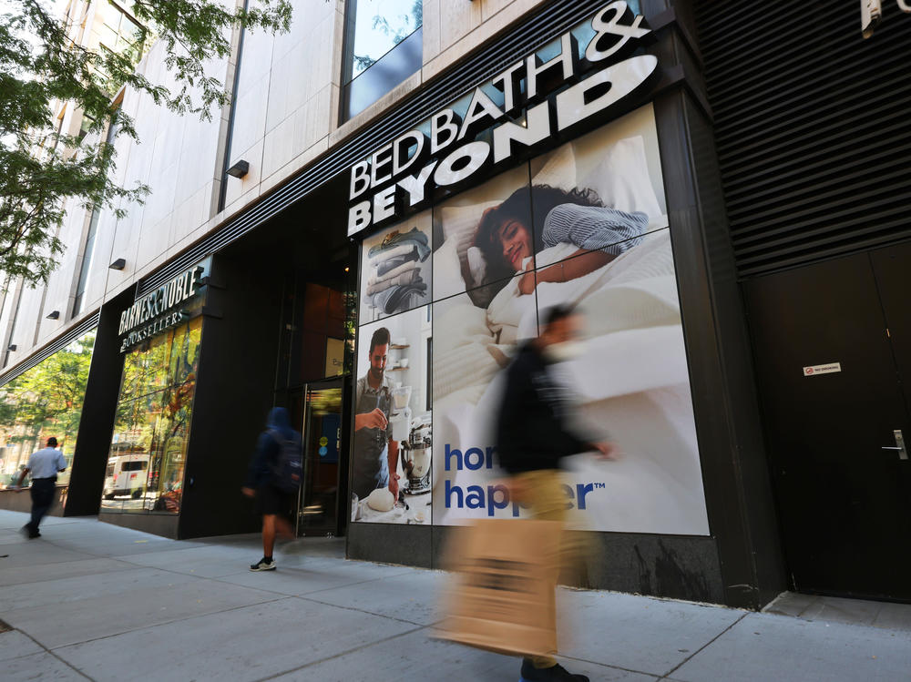 Though Bed Bath & Beyond got a boost early in the pandemic when many people were spending more time at home, the gains didn't last, and earnings have continued to drop.