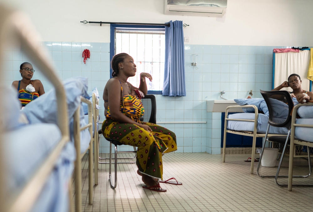 Aluneumua Kalmel (center) holds her son, Komasi, as she speaks with newly arrived mothers at the kangaroo care ward.