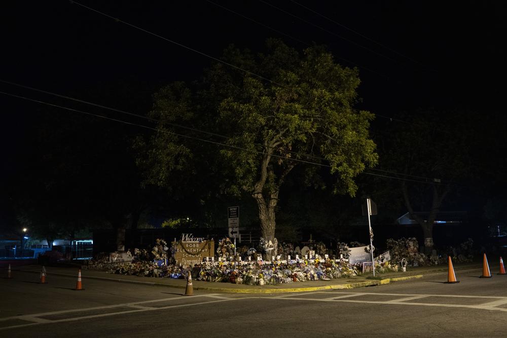 Un monumento temporal para las víctimas del tiroteo se encuentra en la escuela primaria Robb.