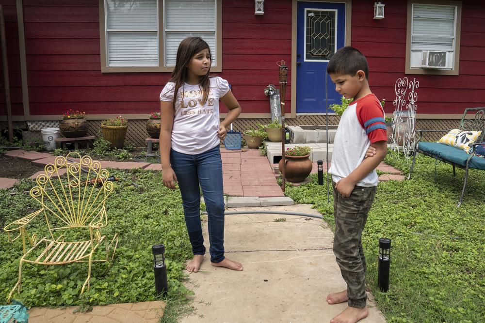 Mehle Taylor y su hermano Winston Taylor afuera de su casa, en Uvalde.