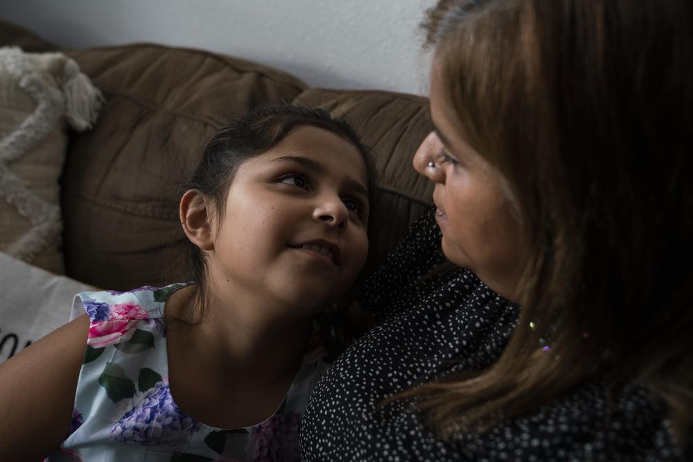 Mehle Taylor con su madre Tina Quintanilla-Taylor en su hogar en Uvalde.