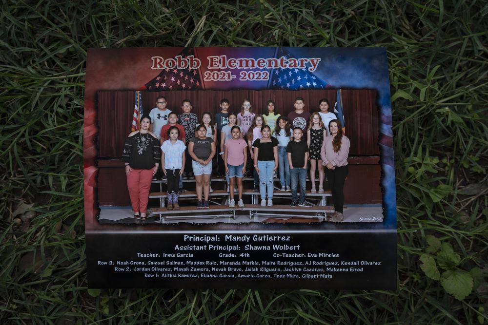 Una foto de clase de 2021-22 con algunos de los estudiantes que resultaron heridos y muertos.