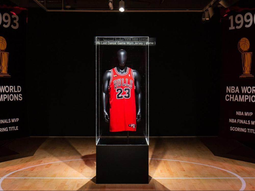 A jersey worn by Michael Jordan during the 1998 NBA championships has sold at auction for $10.1 million.