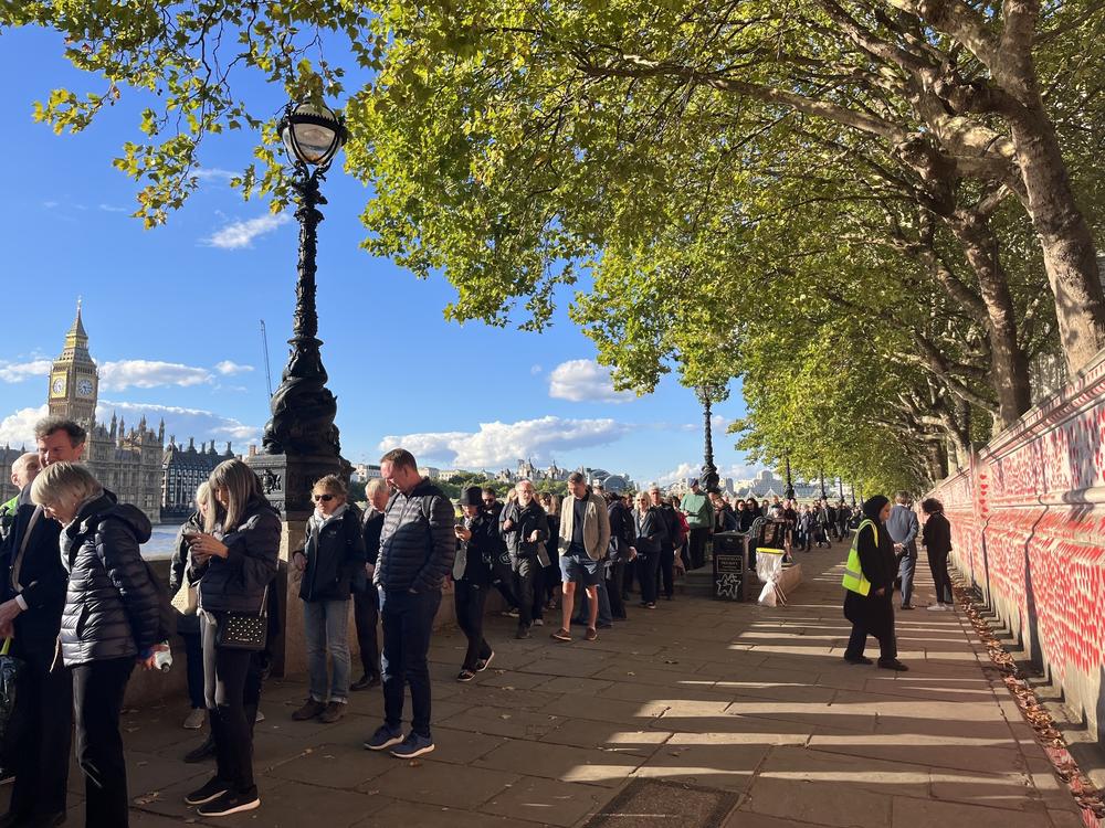 This portion of the line ran between the National COVID Memorial Wall and the Thames River, with a view of the Houses of Parliament on the other side.