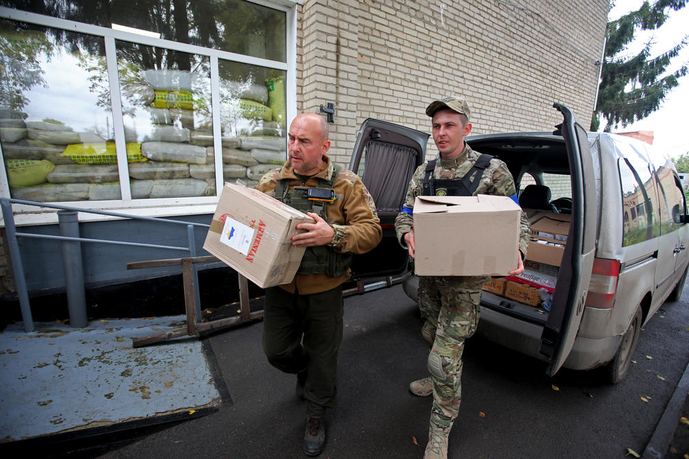 Servicemen deliver boxes with humanitarian aid to the village council in Kozacha Lopan on Sept. 16.