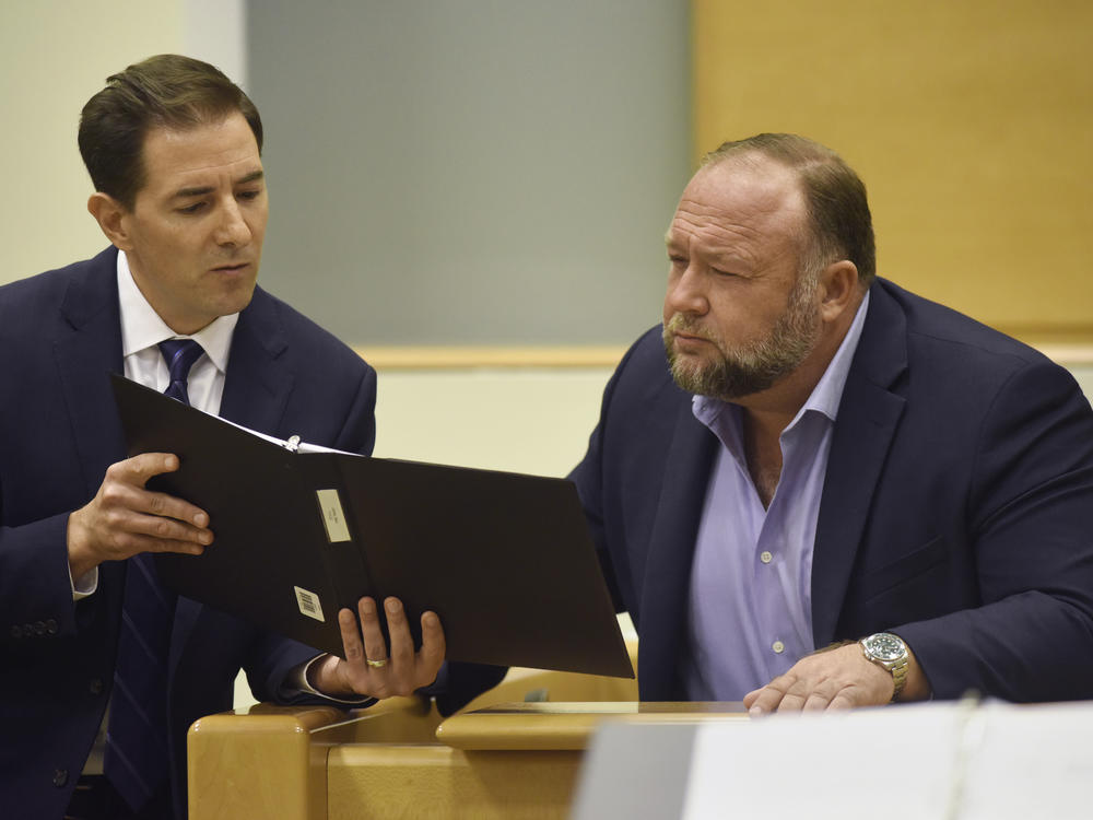 Plaintiff's attorney Chris Mattei (left) questions Alex Jones on Thursday at Jones' trial to determine defamation damages in Waterbury, Conn.