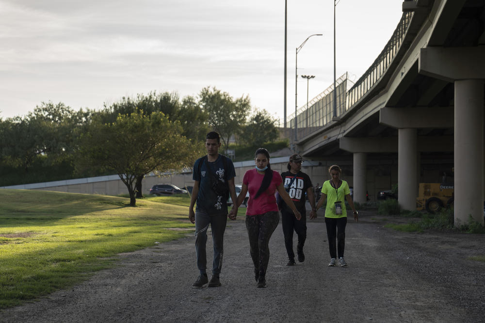 Venezuelan asylum seekers make their way to turn themselves into Border Patrol in Eagle Pass.