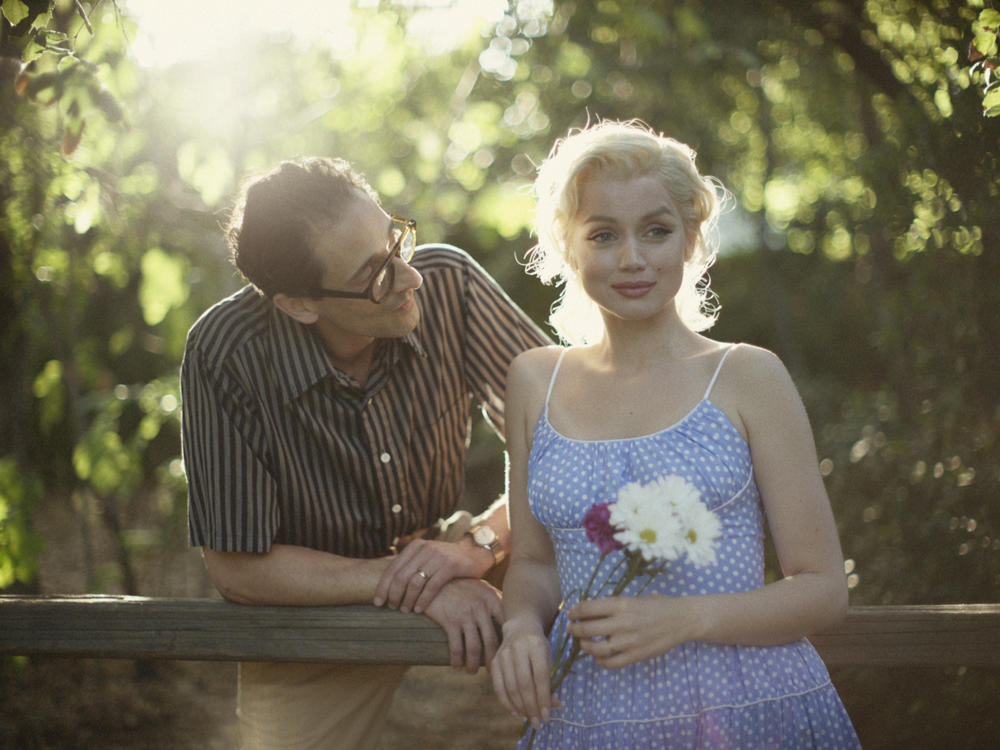Adrien Brody as The Playwright & Ana de Armas as Marilyn Monroe in Blonde.