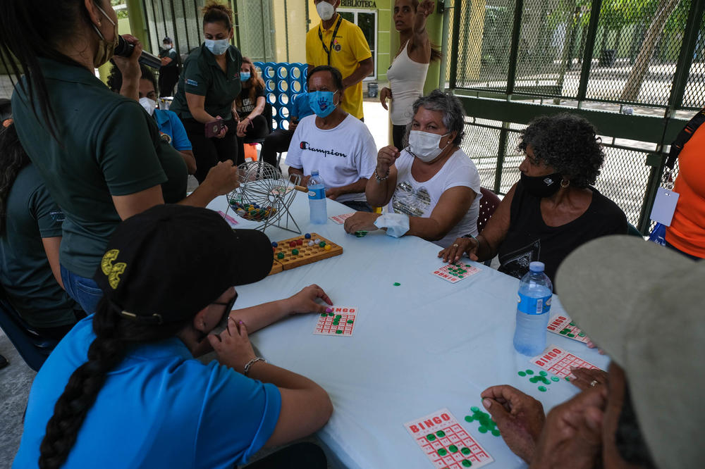 The Department of Housing hosts bingo for people staying at the refuge of the Carlos Colón Burgos High School.