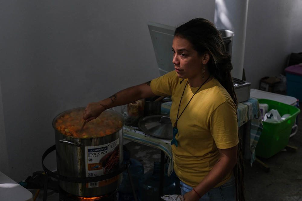 Loirad Ortiz Cedeño cooks during Huerto Callejón Trujillo's 
