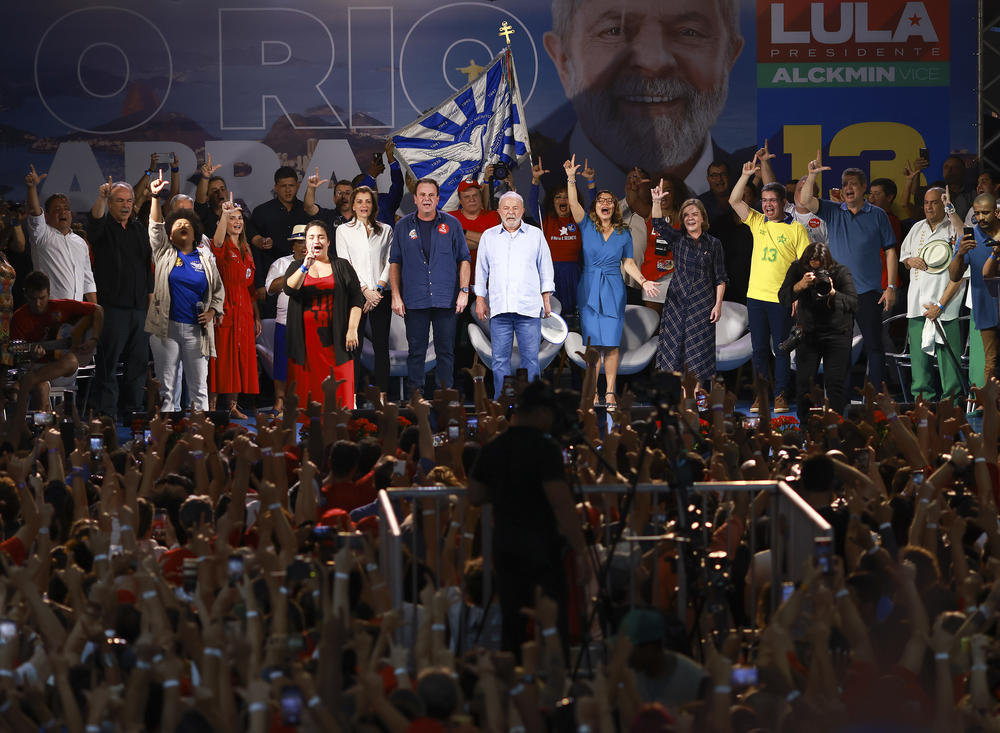 Da Silva (center) sings the national anthem during a rally in the final week of campaigning at Portela Samba School in Rio de Janeiro on Sunday.