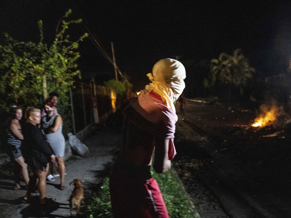 People in Bacuranao, Cuba, protest on Friday, asking for the restoration of the electrical service that collapsed due to the devastation of Hurricane Ian.