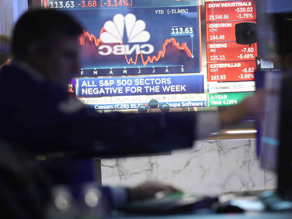 Traders work on the floor of the New York Stock Exchange (NYSE) on September 23, 2022 in New York City.