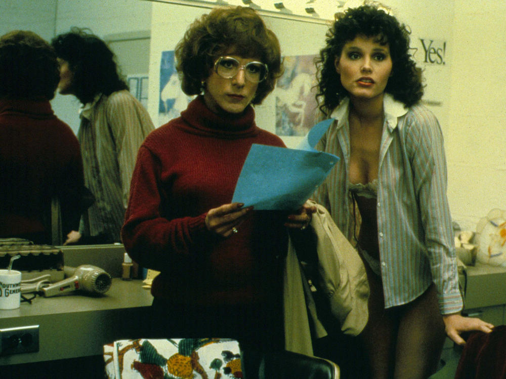 Dustin Hoffman (L) and Geena Davis (R) pictured in the 1982 film <em>Tootsie</em>, her first onscreen role.