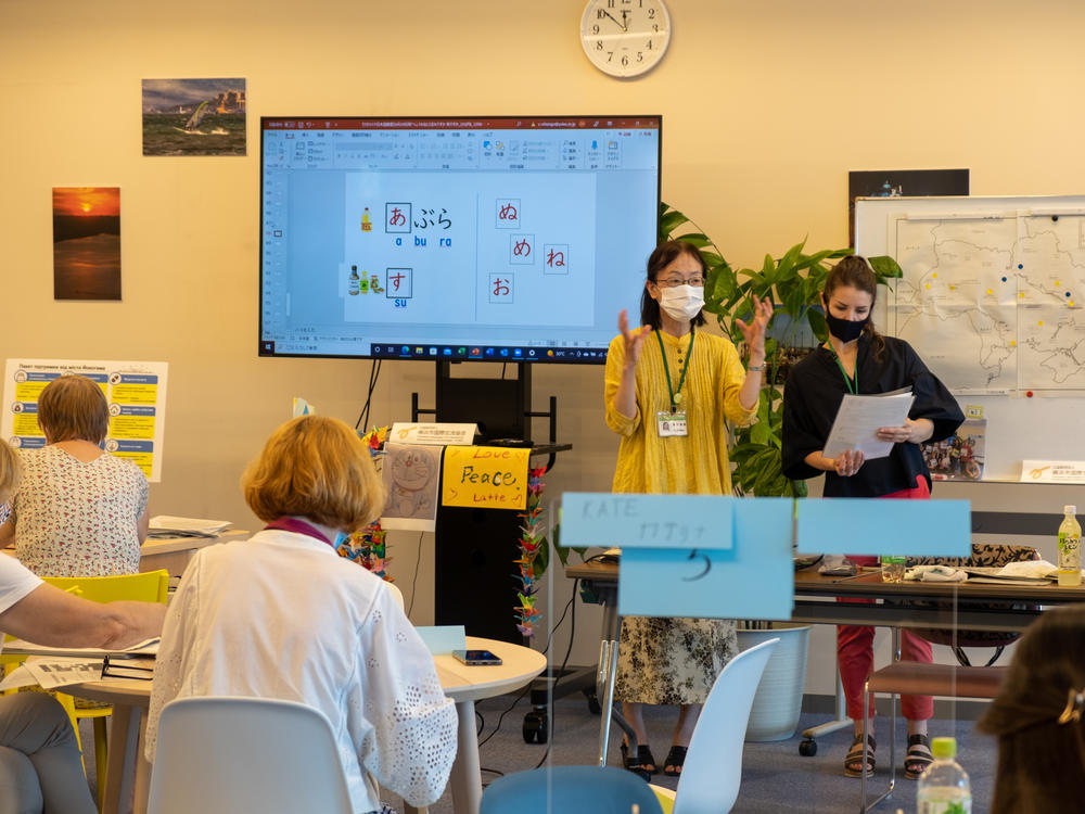 A Japanese language class for Ukrainian refugees in Yokohama on June 29.