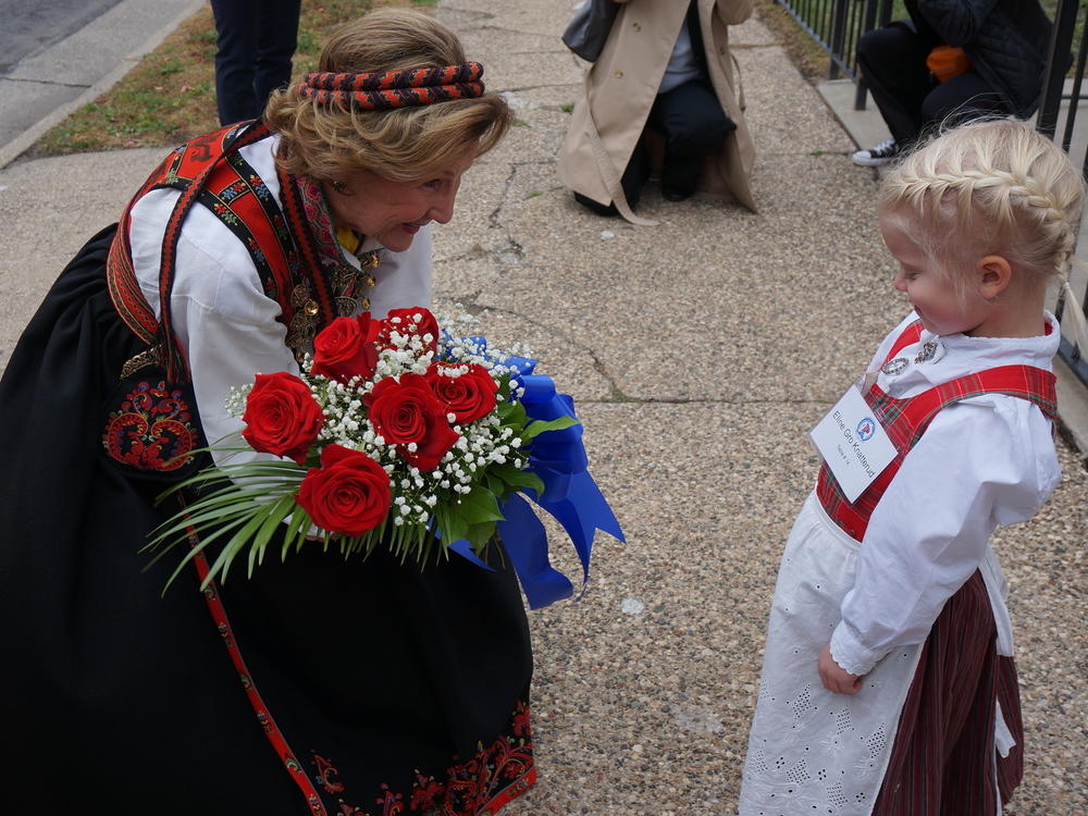 Eline Gro Knatterud, 4, greets Queen Sonja of Norway as she arrives to Den Norske Lutherske Mindekirke, the Norwegian Lutheran Memorial Church in Minneapolis on Sunday.
