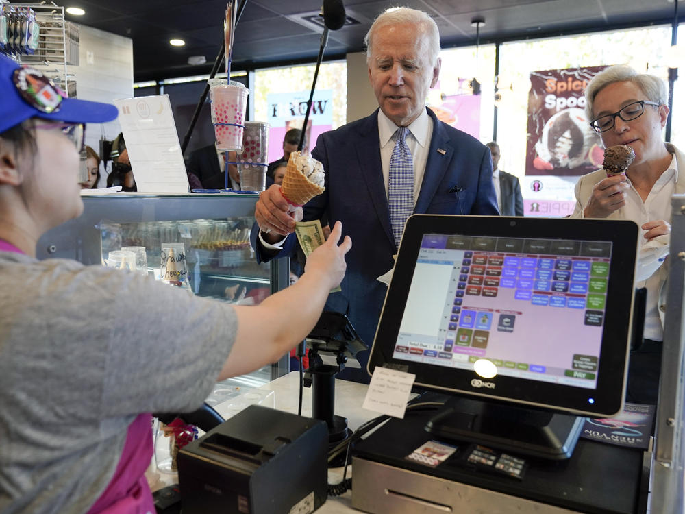 President Biden pays for ice cream at Baskin-Robbins in Portland, Ore., with Tina Kotek, the Oregon Democratic nominee for governor.