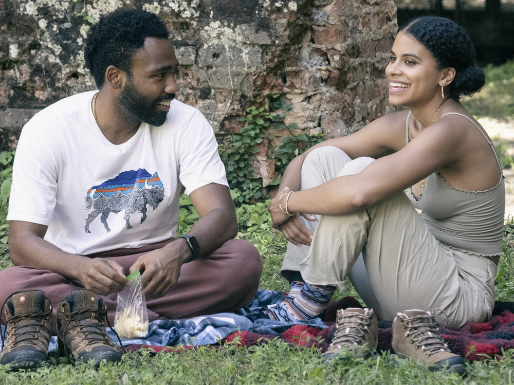 Donald Glover as Earn Marks and Zazie Beetz as Van in <em data-stringify-type=