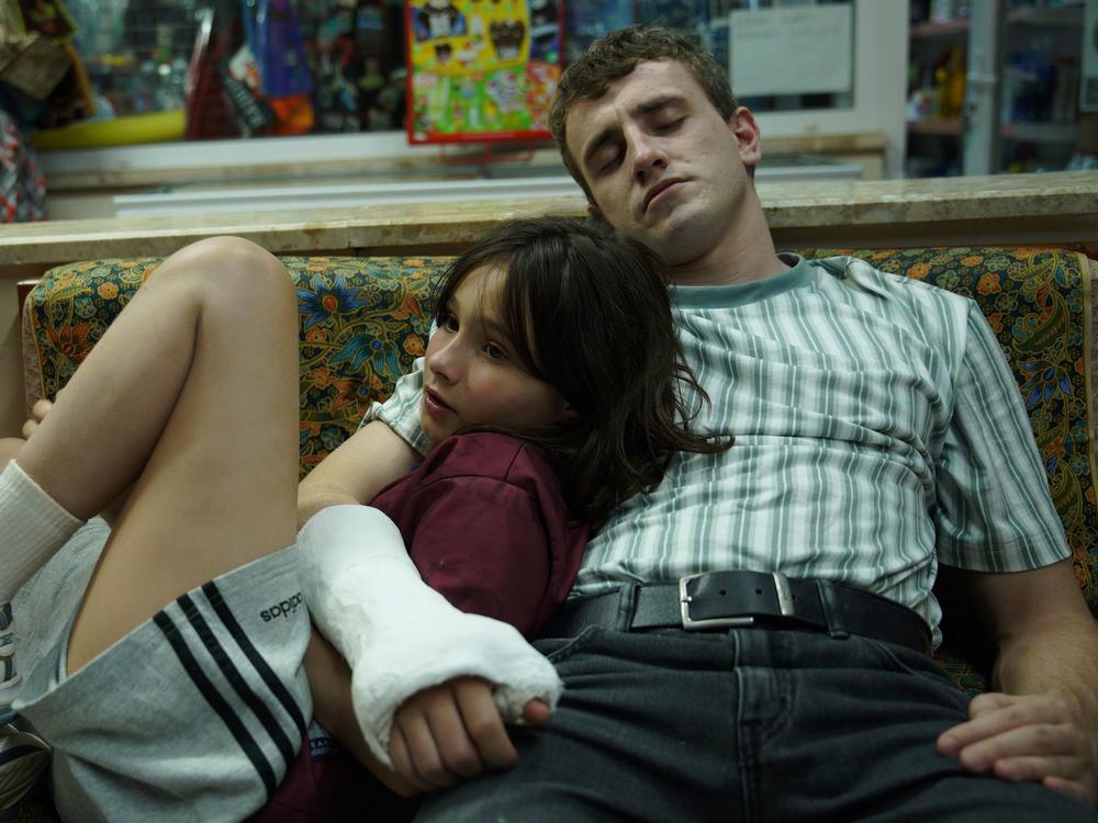 Frankie Corio as Sophie and Paul Mescal as Calum in <em>Aftersun</em>.