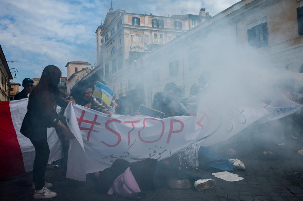 To protest continued attacks on the Hazaras in Afghanistan, members of this community in Rome re-enacted the suicide bombing that killed 53 people near Kabul. The demonstration took place on Oct. 10.