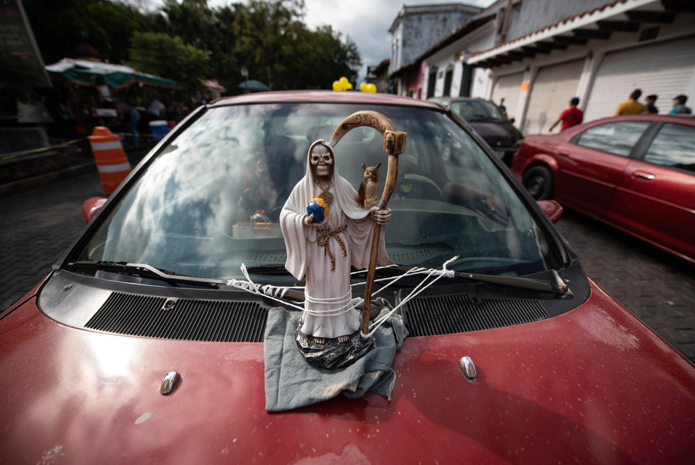 Auto con estatuilla de la Santa Muerte