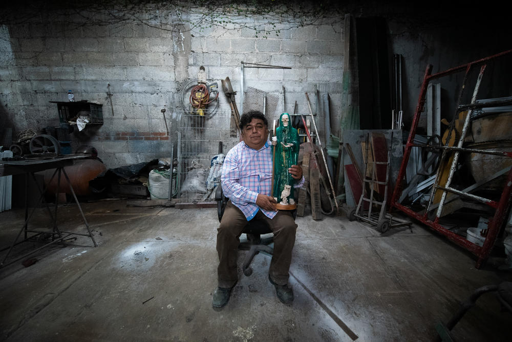 Don Alberto, 61, Es creyente de la Santa Muerte gracias a que su fe lo curó de un cáncer en la vena aórtica. Los médicos lo habían dado por vencido, pero su creencia lo hizo mejorar y gozar de buena salud.