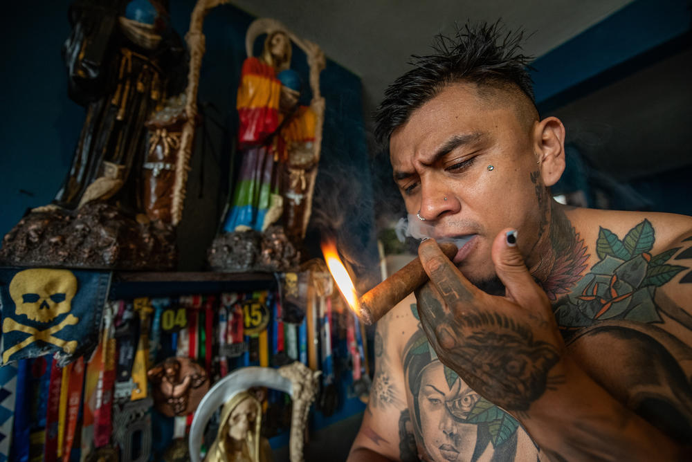 Paris hace una ofrenda de Humo a la Santa Muerte. Es común que le ofrezcan una bocanada de humo de cigarro.