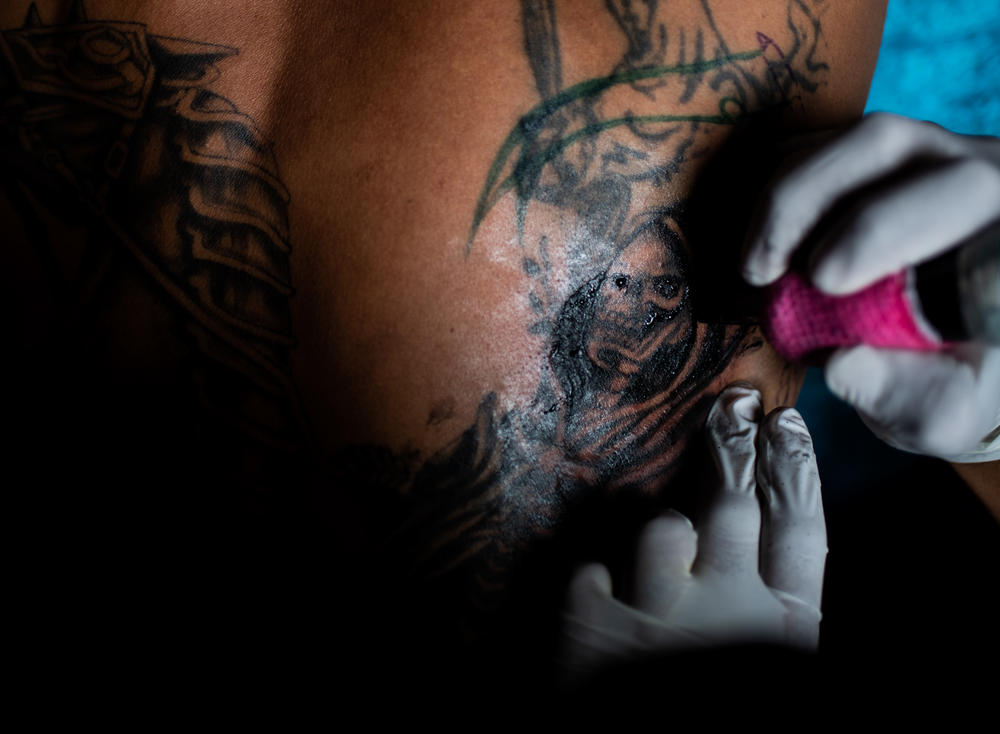 Detalle del tatuaje de la Santa Muerte