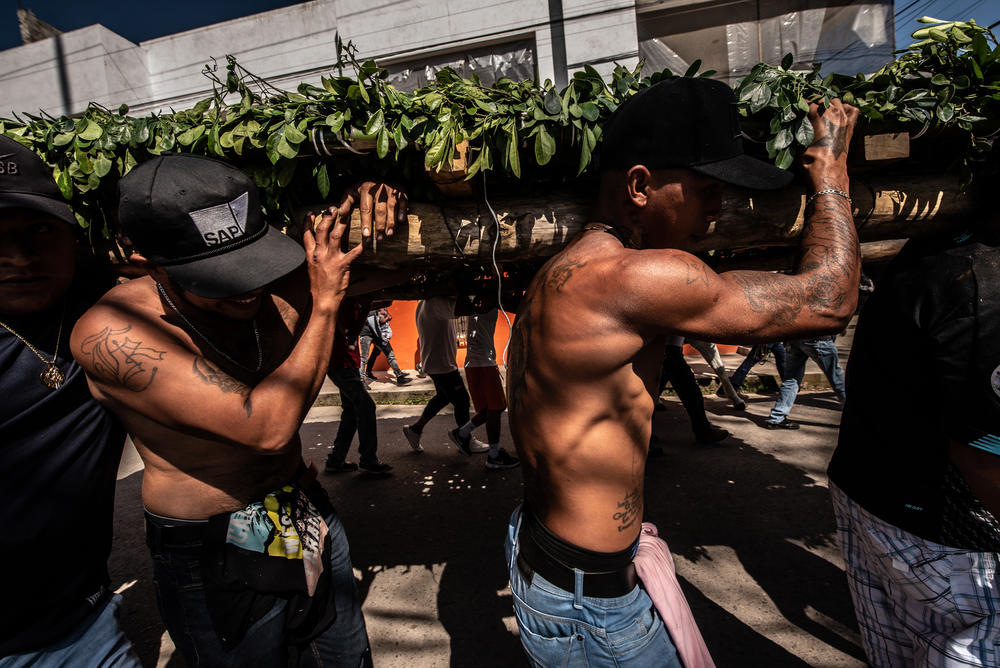 El 28 de octubre, la comunidad de Coatepec realiza un desfile de la Santa Muerte que incluye ofrendas, arcos de flores y madera y carros decorados.