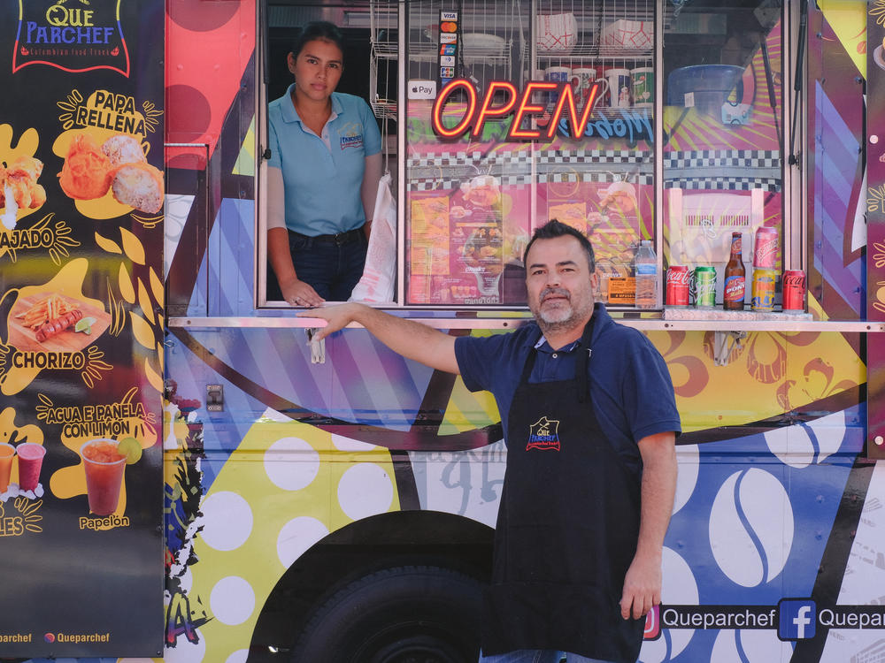 Paulo Echeverry and Dahianara Lopez Zapata, at their food truck in Kissimmee, Fla.