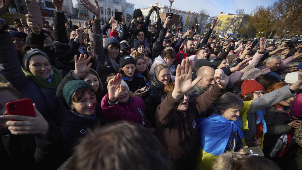 Residents greet Zelenskyy during his visit to Kherson.