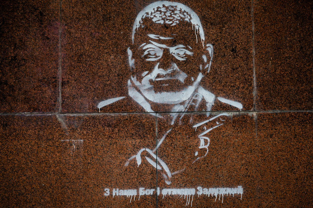 Graffiti depicts Valerii Zaluzhnyi, the commander in chief of Ukraine's armed forces, in Kherson's central square. The inscription reads, 