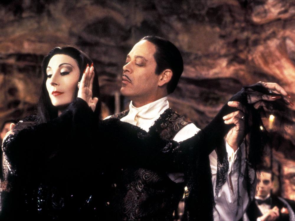 Anjelica Huston as Morticia Addams and Raul Julia as Gomez Addams in <em>Addams Family Values</em>.