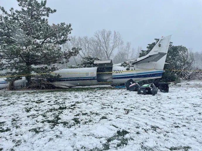 A twin engine turboprop airplane crashed onto the green of the Western Lakes Golf Club in Pewaukee, Wis. Tuesday morning.