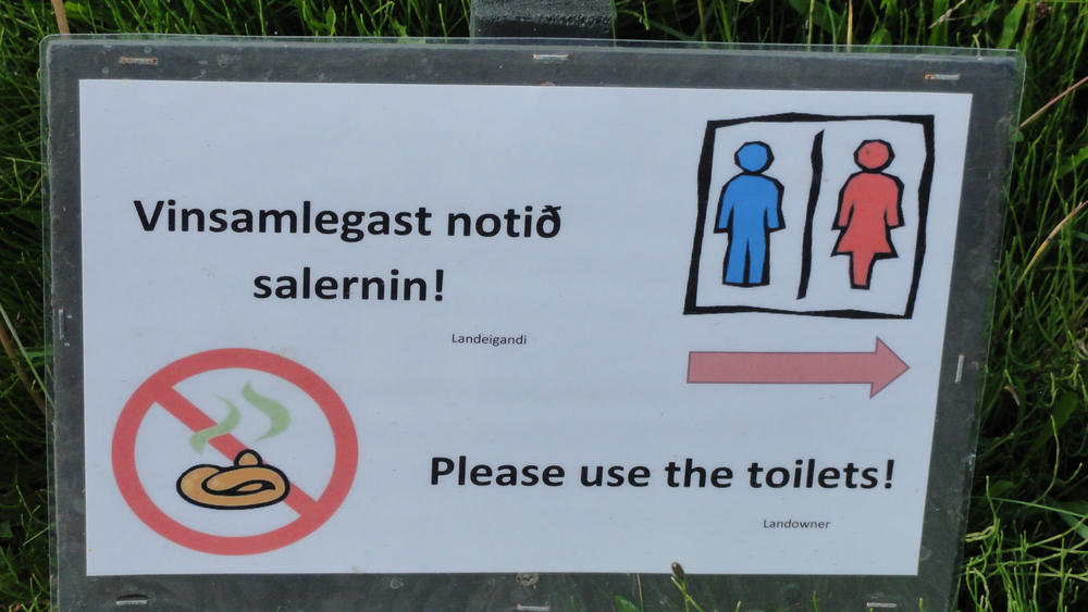 A sign in Iceland issues a reminder to hikers about how not to do number 2.