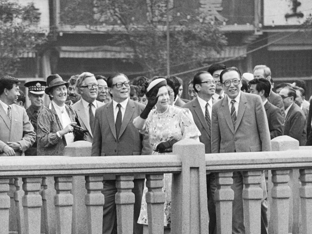 Then-Mayor of Shanghai Jiang Zemin (left) gives a tour to Queen Elizabeth II (center) flanked by Chinese Foreign Minister Wu Xueqian (right), and Hong Kong Gov. Geoffrey Howe at the Yuyuan Gardens in Shanghai on Oct. 15, 1986.
