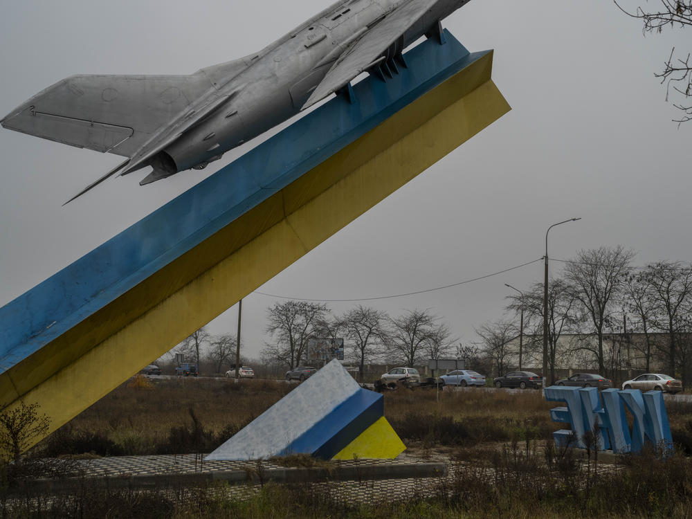 Cars leave Kherson, southern Ukraine, Saturday, Nov. 26, 2022. Fleeing shelling, hundreds of civilians on Saturday streamed out of the southern Ukrainian city whose recapture they had celebrated just weeks earlier.