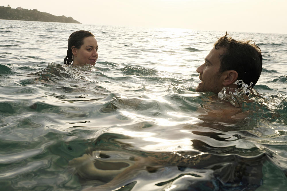 Aubrey Plaza and Theo James in season 2 of <em>The White Lotus.</em>