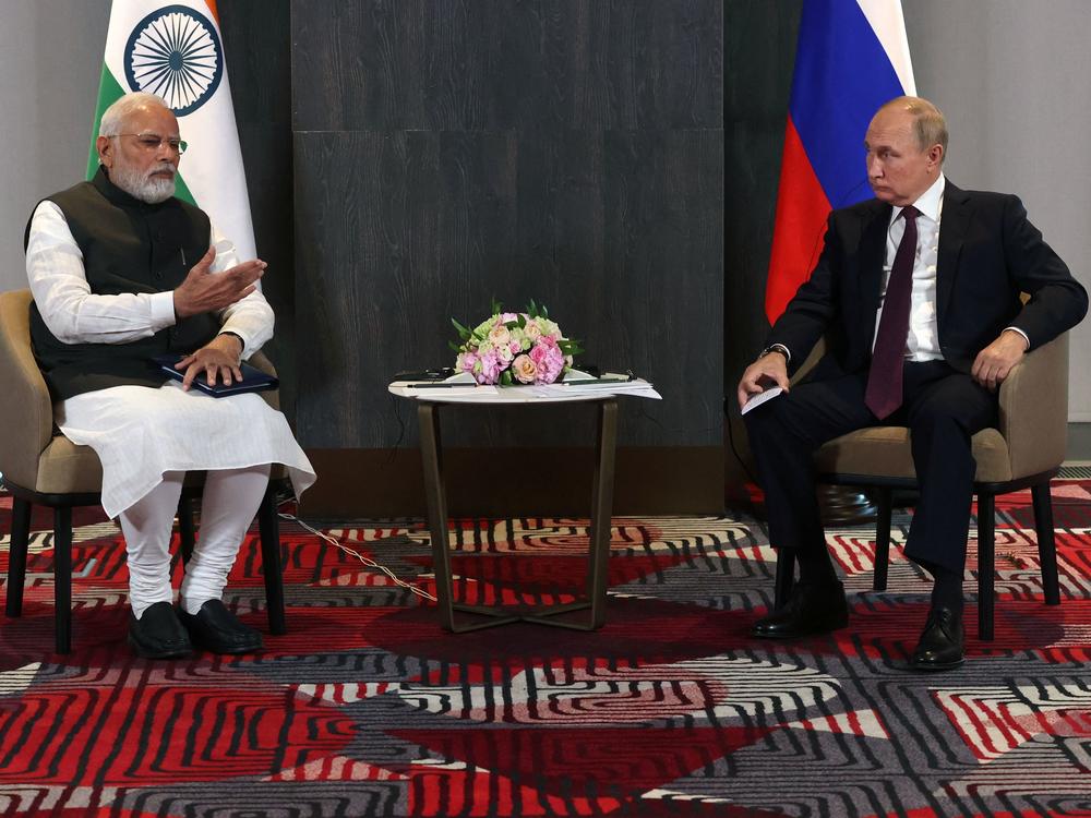 Indian Prime Minister Narendra Modi (left) meets with Russian President Vladimir Putin on the sidelines of the Shanghai Cooperation Organization leaders' summit in Samarkand, Uzbekistan, on Sept. 16.