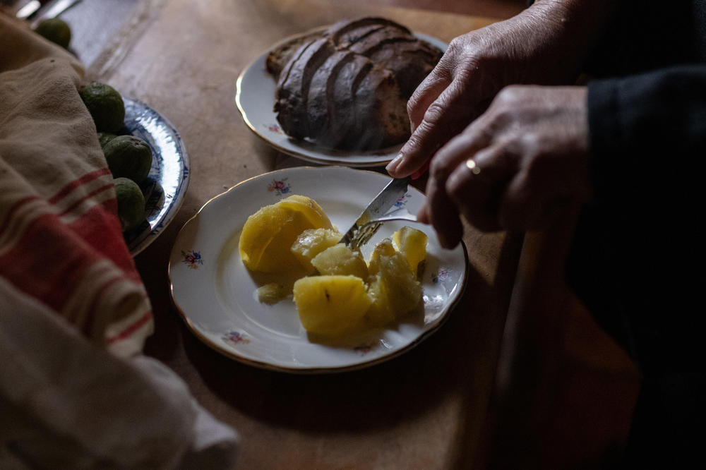 Gloria Lucchesi prepares some potatoes that she cooked with the cooking containers, Nov. 12, in San Casciano dei Bagni.
