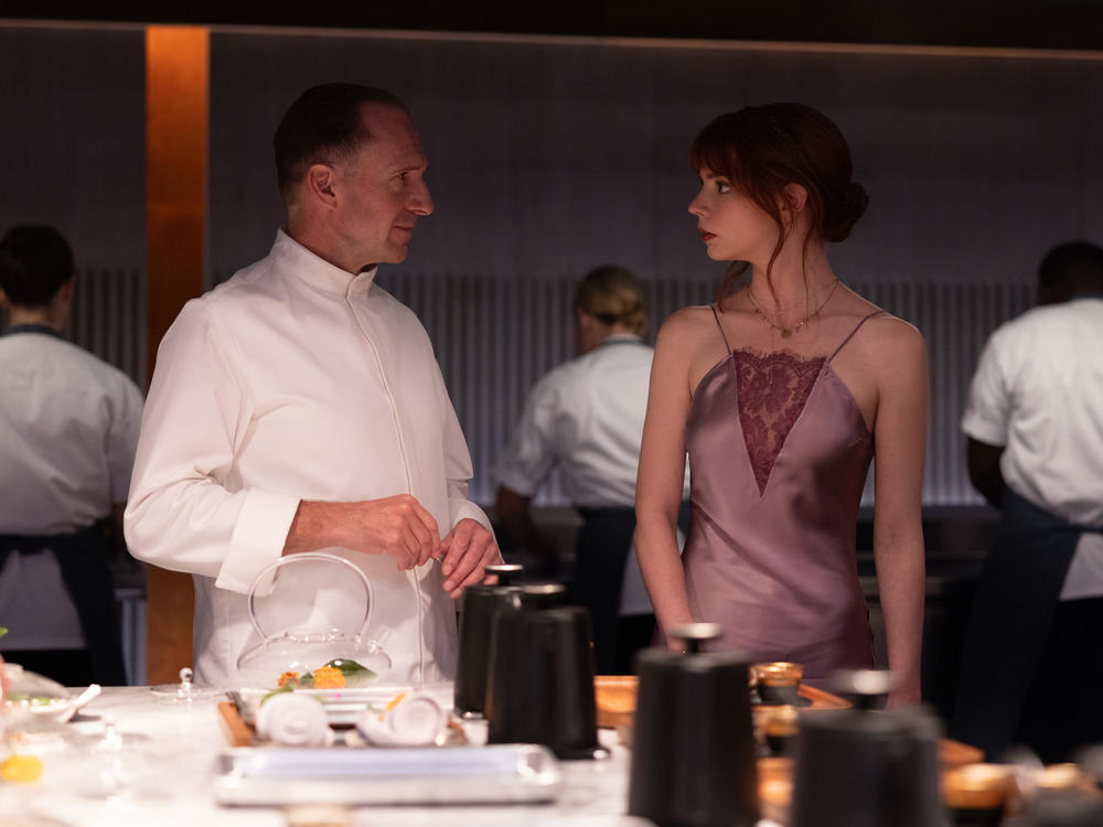 Ralph Fiennes and Anya Taylor-Joy in the film <em>The Menu</em>.