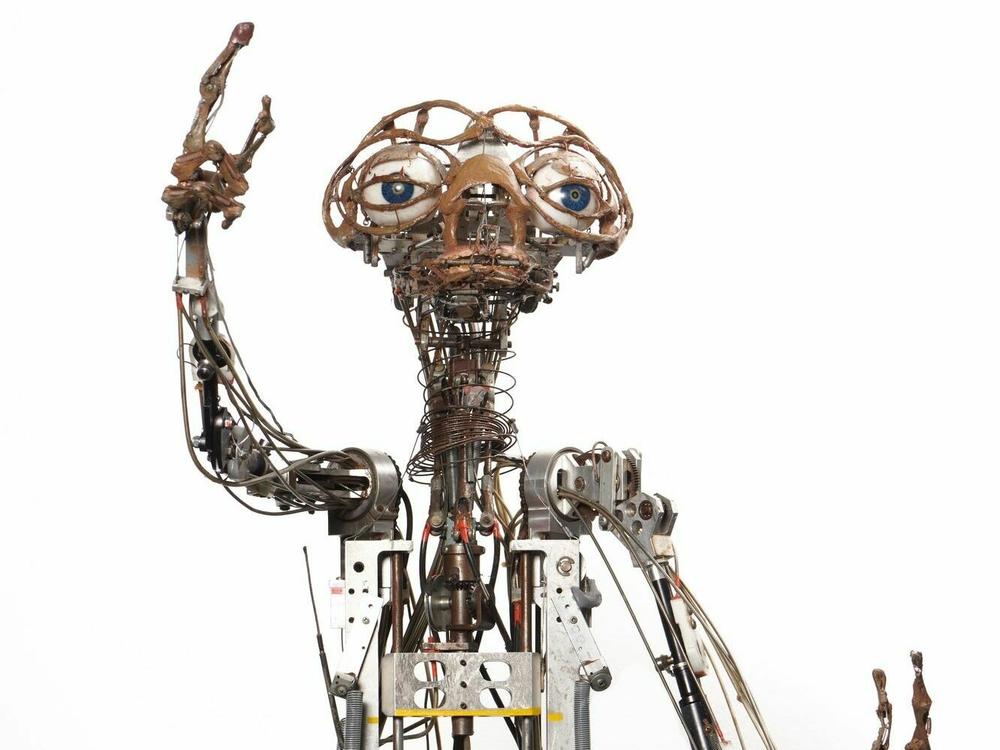 The mechatronic model features 85 points of movement.