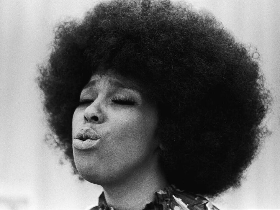 Roberta Flack singing in a 1971 concert.