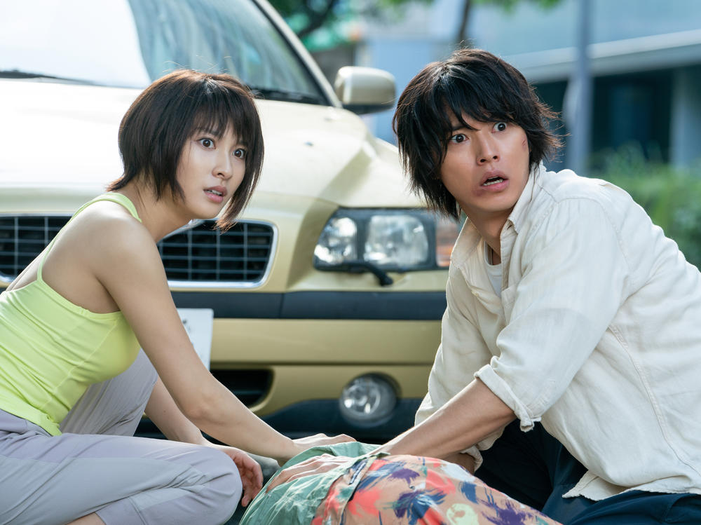 Kento Yamazaki as Ryohei Arisu and Tao Tsuchiya as Yuzuha Usagi in <em>Alice in Borderland</em>.