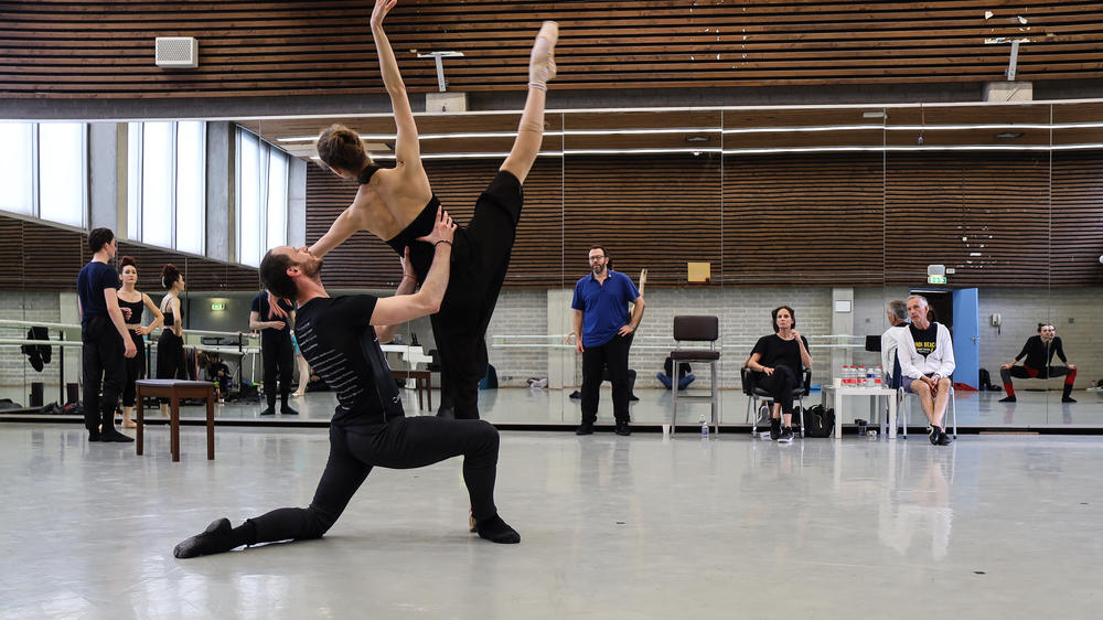 Choreographer Alexei Ratmansky rehearses <em>Giselle</em> with the United Ukrainian Ballet in The Hague.