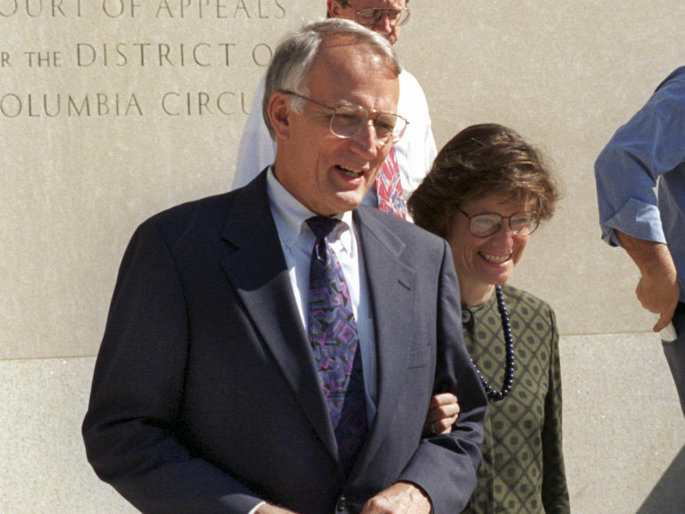 Former Minnesota Sen. David Durenberger and his then-fiancée Susan Foote leave federal court in Washington on Aug. 22, 1995. Durenberger, a Republican who espoused a progressive brand of politics and criticized the GOP after his political career, died Tuesday at age 88.